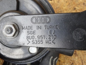 AUDI Q3 8U KLAKSON SIGNÁL ZVUKOVÝ PRAVÝ DRŽÁK 8U0951210