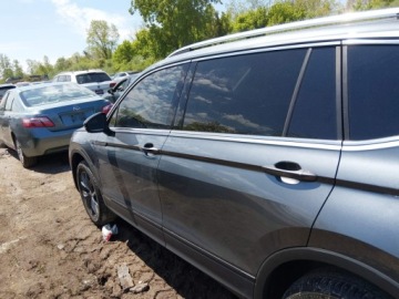 Volkswagen Tiguan II 2022 Volkswagen Tiguan 2022 VOLKSWAGEN TIGUAN 2.0T SE 2.0 Benzyna 184KM, zdjęcie 4