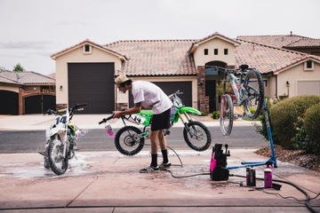 Мойка высокого давления + набор химикатов Muc-Off