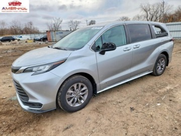 Toyota Sienna III 2021 Toyota Sienna LE 2021 2.5 Hybryda Plug-in 245KM