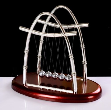 УКРАШЕНИЕ НАСТОЛЬНОГО МАЯТНИКА НЬЮТОНА С 5 МАГНИТНЫМИ ШАРИКАМИ, КОРИЧНЕВЫЙ КРОНШТЕЙН