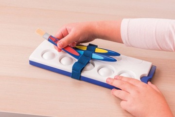 Кисти Griffix, плоские, круглые 6/12, ручка треугольная, 3 шт + ластик PELIKAN