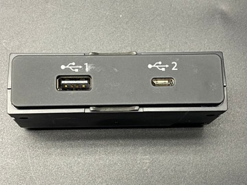 Port USB i gniazdo typu C AUDI A1 82A035736