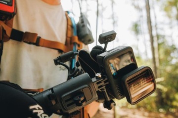 Магнитная дверца GoPro Contacto и комплект кабелей питания