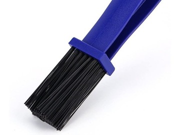 Щетка для чистки приводной цепи мотоцикла и велосипеда.