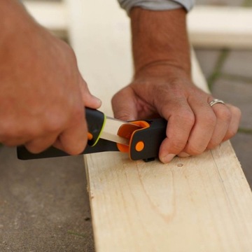 Нож столярный FISKARS с точилкой 1023621