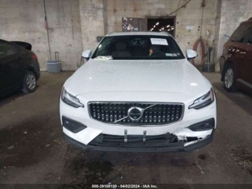 Volvo V60 II  Kombi Facelifting 2.0 B5 250KM 2023 Volvo V60 Cross Country 2023r, B5, 4x4, 2.0L 2.0 Benzyna 250KM, zdjęcie 1