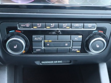 Volkswagen Jetta VI Sedan 1.6 TDI CR DPF 105KM 2011 VW Jetta 1.6 TDI, Klima, Klimatronic, Parktronic, zdjęcie 11