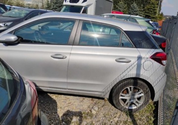 Hyundai i20 II 2015 Hyundai i20 2015r, 1.2 Benzyna. Uszkodzony przod. 1.2 Benzyna 80KM, zdjęcie 4