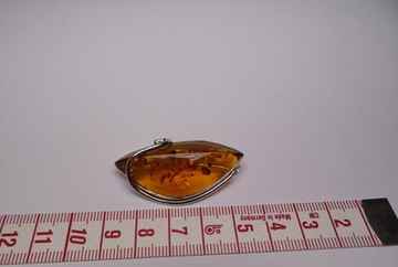 Srebrna broszka z bursztynem ciekawy kształt