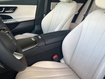 Mercedes Klasa E W214 Sedan 2.0 220d 197KM 2025 220 d 4-Matic AMG Sedan 2.0 (197KM) 2025, zdjęcie 4