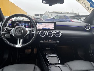 Mercedes Klasa A W177/V177 Hatchback Facelifting 1.3 200 163KM 2023 Mercedes-Benz A 200 Podgrzewana kierownica/ Ambien, zdjęcie 15