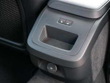 Volvo V60 II  2024 Volvo V60 2,0T 177 aut Hak Ogrz,Kier.+4xFotele Kamera DVD DAB NFC perła TOP, zdjęcie 21