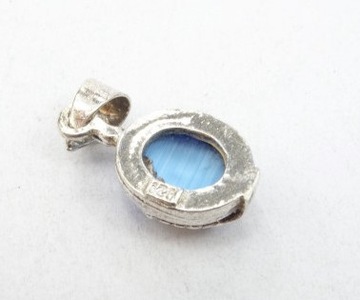 Srebrny wisior zawieszka z niebieskim kamieniem w typie kociego oka