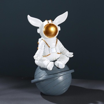Скульптура фигурка космонавта, размеры 14,7 см х 8 см х 8 см.