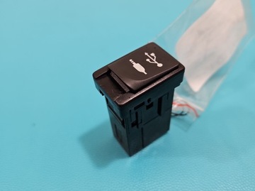 HNÍZDO USB TOYOTA AVENSIS III T27 86190-0D030