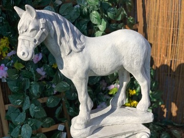 Большая лошадь из бетона.Садовая фигура от производителя.