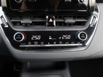 Toyota Corolla XII Hatchback 1.8 Hybrid 122KM 2019 Toyota Corolla 1.8 Hybrid, Salon Polska, zdjęcie 15