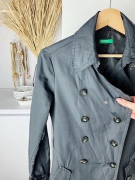 klasyczny czarny dwurzędowy płaszcz trencz United Colors of Benetton
