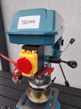 Машина для консервирования банок.