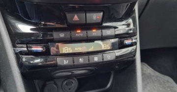 Peugeot 208 I Hatchback 5d Facelifting 1.2 PureTech 82KM 2017 Peugeot 208 Salon PL Faktura VAT Climatronic Czujnik deszczuzmierzchu 1.2, zdjęcie 26