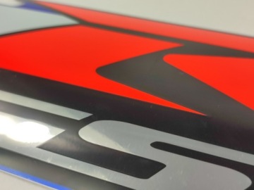 SUZUKI GSXR 600 / 750 01-03 6818039F100JW ПРАВАЯ БОКОВАЯ ДЕКАЛЬ