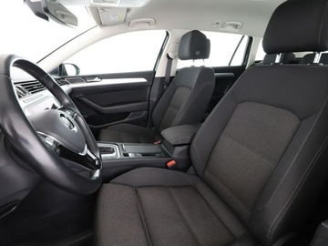 Volkswagen Passat B8 Variant 2.0 TDI BlueMotion SCR 150KM 2019 Volkswagen Passat 2.0TDI Comfortline Tempomat, zdjęcie 12