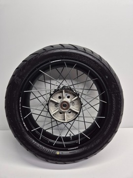 Triumph Tiger 800 XC (16-) возле передней передней задней части шины 150/70-17