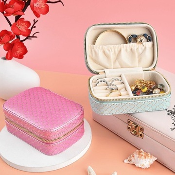 Дорожный чемодан с драгоценностями