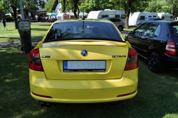 Черный логотип Skoda OCTAVIA на задней панели