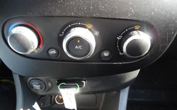 Renault Clio IV Hatchback 5d ENERGY dCi 90KM 2015 Renault Clio 2015r, 1.5DCI, Uszkodzony tyl i delikatnie przod. Jezdzi, zdjęcie 13