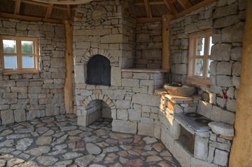 Двери на заказ, массивная садовая печь-гриль.