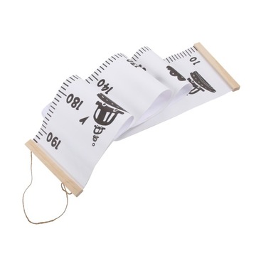 Измерение роста детей с помощью линейки ростомера.