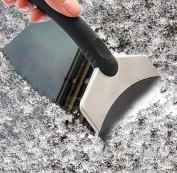 Автомобильный скребок для удаления льда и снега.