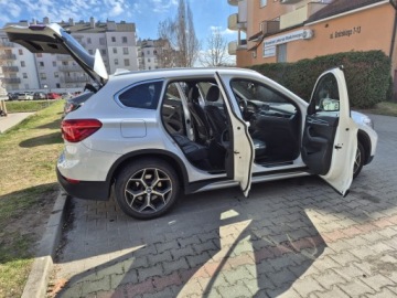 BMW X1 F48 2018 BMW X1 245KM xDrive biała perła, zdjęcie 3