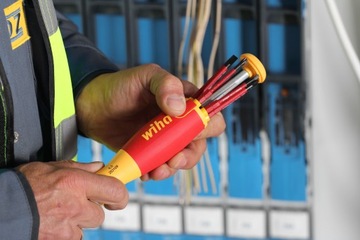 НАБОР ИЗОЛИРОВАННЫХ ОТВЕРТОК WIHA