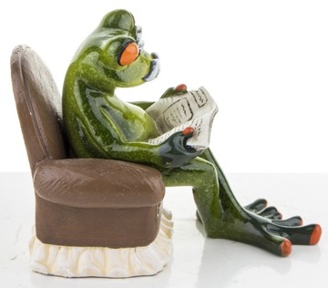 ФИГУРА ЛЯГУШКА ДЕДУШКА ЧИТАЕТ ГАЗЕТУ НА СТУЛЕ