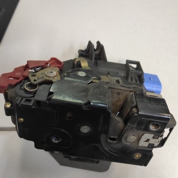 AUDI A3 8P 04R ZÁMEK DVEŘE LEVÝ 3D EVROPA 4E1837015