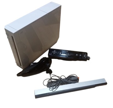 Konsola Nintendo Wii+ Remote + Nunchuck + 3 Gry