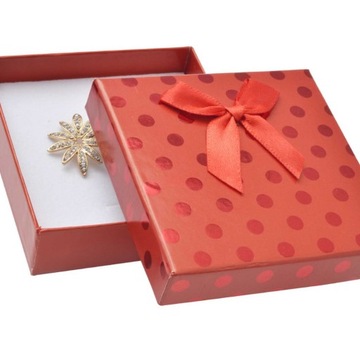 Czerwone pudełko na komplet biżuterii w kropki z czerwoną kokardą 8x8x3 cm