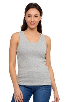 Женская футболка на руках на плече