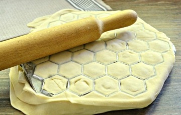 ФОРМА толстая металлическая для ушей, пельменей, ушей, 37 шт.