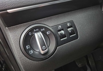 Volkswagen Touran II 2.0 TDI 170KM 2011 Volkswagen Touran 2,0 170KM Automat DSG Highline Navi Kamera PDC 2.0 Diesel, zdjęcie 12