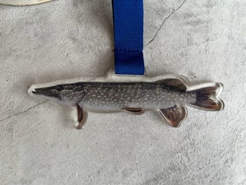 Медаль за ловлю щуки с описанием и лентой.