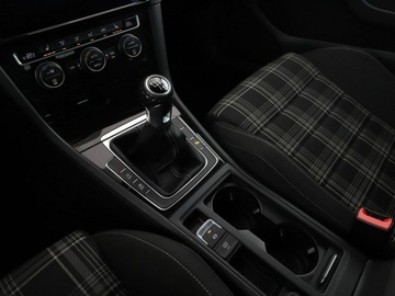 Volkswagen Golf VII GTD Variant Facelifting 2.0 TDI-CR BMT 184KM 2017 Volkswagen Golf GTD 184KM PDC grzane fotele, zdjęcie 24