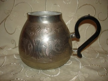 Piękny zdobiony dzbanek aluminiowy