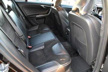 Volvo V60 I Kombi Facelifting 2.0 D4 DRIVE-E 190KM 2018 Volvo V60 2,0D4 190Km R-Design Alcantara Led Navi, zdjęcie 9