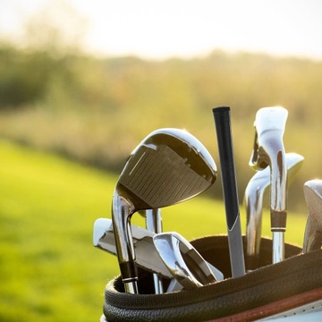 PODCZAS UCHWYTU KIJA GOLFOWEGO