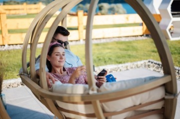Двойное подвесное кресло xxl для сада с каркасом кремовое KONSIMO CALLISTO