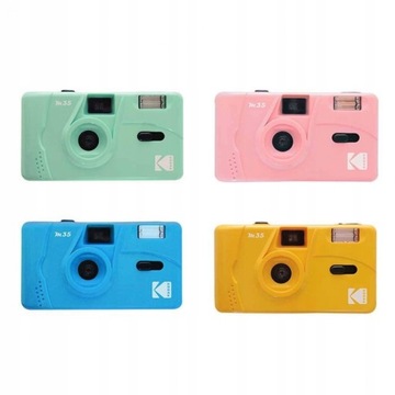 Aparat analogowy Kodak M35 z lampą błyskową na klisze- niebieski